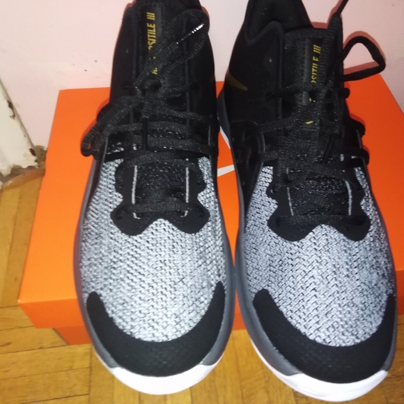 Nike Air Versitiles 3 - Picture 2 of 3